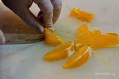 Очищенный апельсин нарезается небольшими кусочками...
