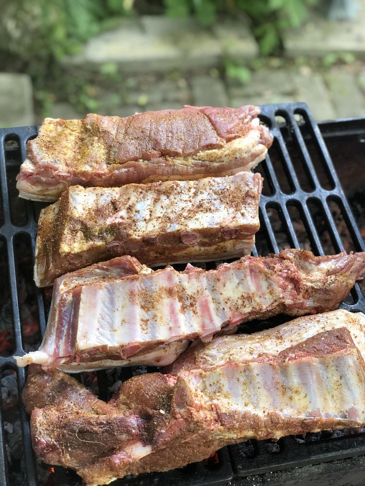Свиные ребрышки на гриле. Рецепт вкусных ребер на мангале. Рецепт вкусных ребер на мангале. Ребрышки барбекю. Ребра на углях.