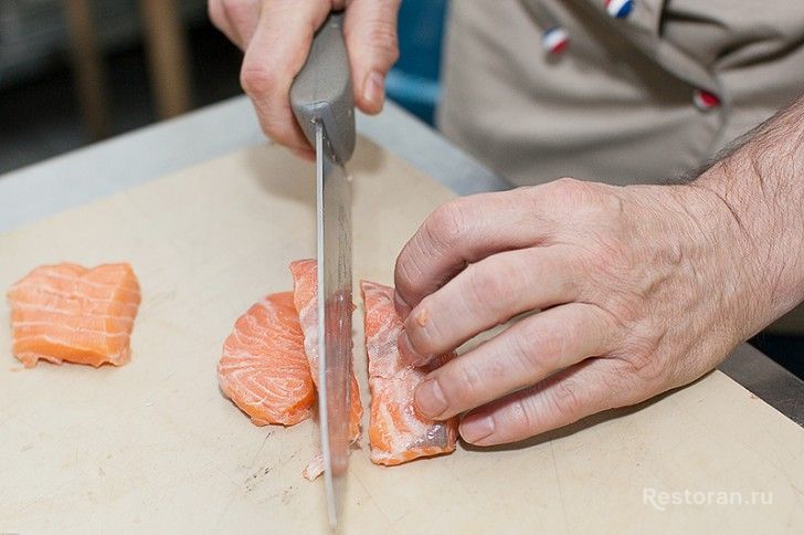 Тартар из лосося с яблоком и сельдереем от ресторана "Марсельеза" - фотография № 3