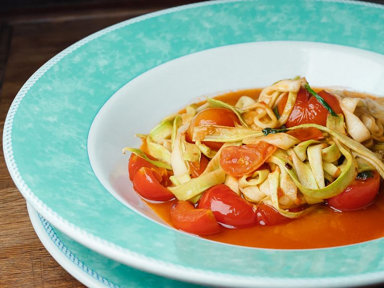 Фетучини из цукини с соусом из черри-томатов от Александра Лисицина, шеф-повара ресторана «Веранда у Дачи»
