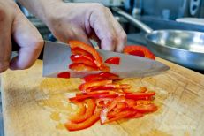Болгарский перец нарезается тонкими ломтиками.