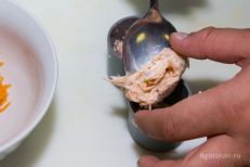 Через маленькие сервировочные кольца выкладываем т...