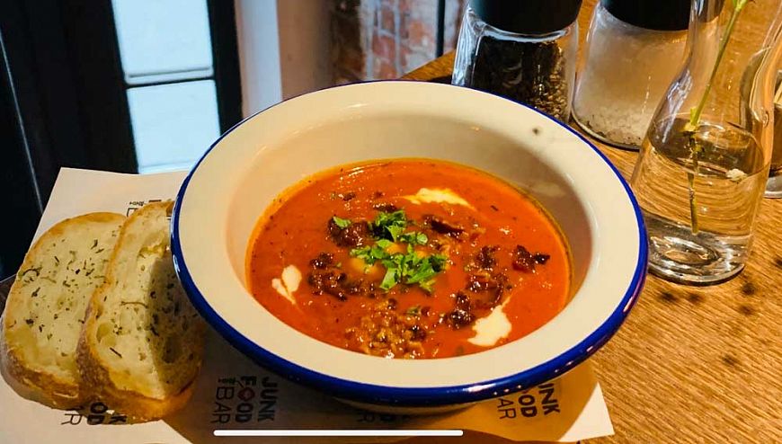 ресторан Junk Food&Bar рецепт супа Суп из запеченных томатов с чипсами из бекона