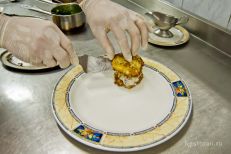 На блюдо выкладывается картофельная котлетка. На к...