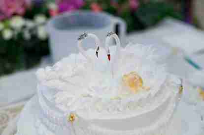 Как украсить свадебный торт
