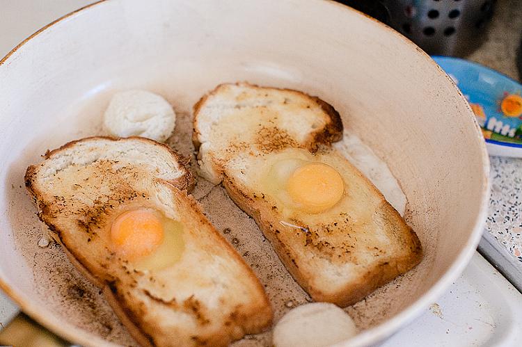Яичница в хлебе — рецепт с фото пошагово. Как приготовить яичницу в хлебе на сковороде?