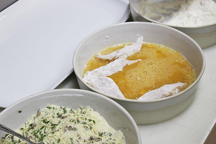 Куриное филе в чесночно-сырной панировке: быстрый и простой рецепт