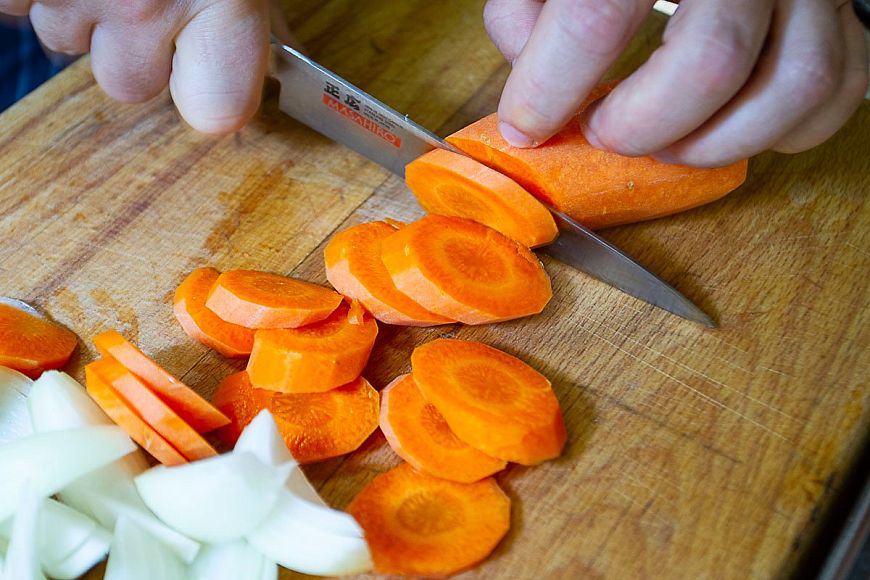 режет морковь