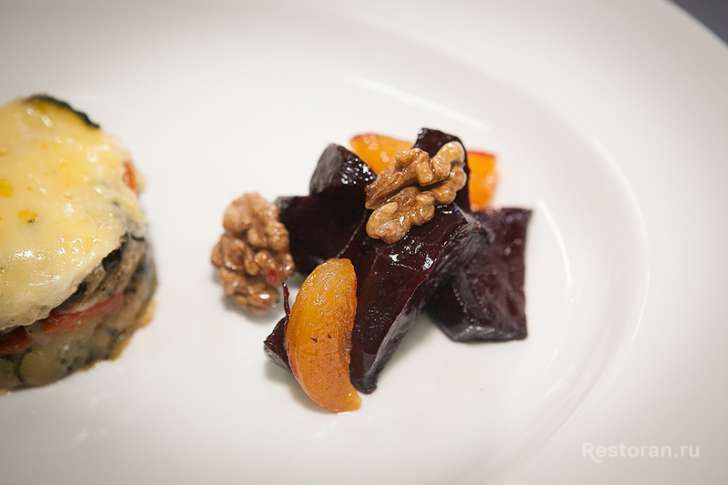 Каре ягненка с овощным гратеном и запеченной свеклой от ресторана James Cook - фотография № 42