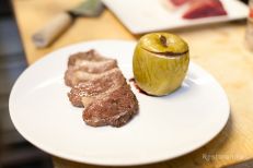 Выкладываем на тарелку готовую утиную грудку и зап...