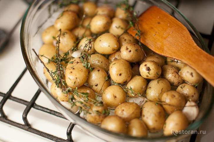 Картофель, запеченный в духовке с чесноком и травами - фотография № 8