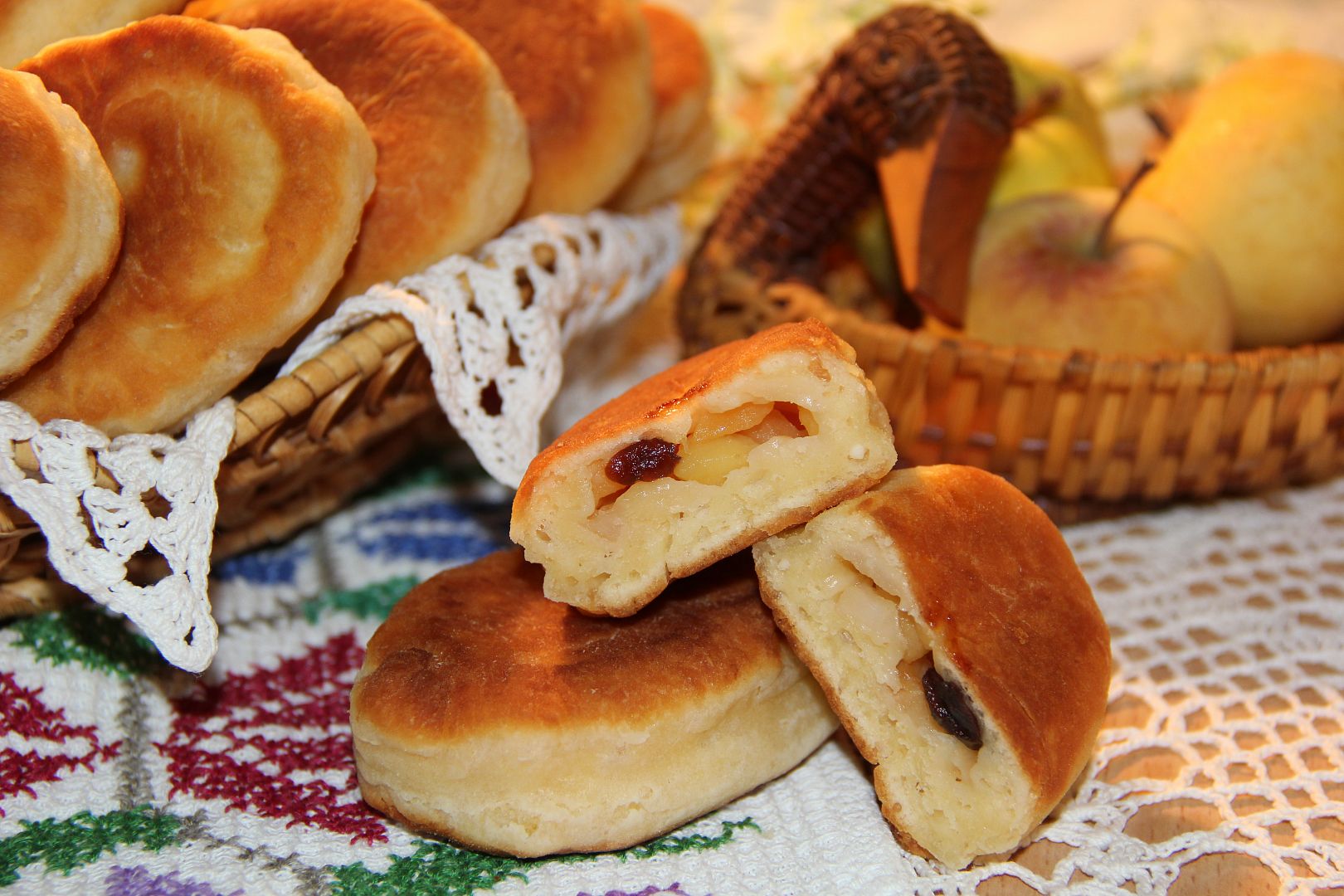 Жареные пирожки с яблоками и изюмом из творожного теста. Рецепты  пользователей.