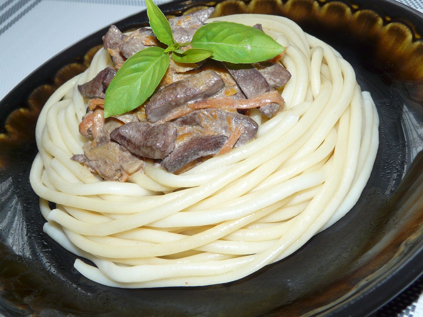 Рецепт свиной печени с луком. Спагетти с чесноком и грибами. Страусятина с макаронами.