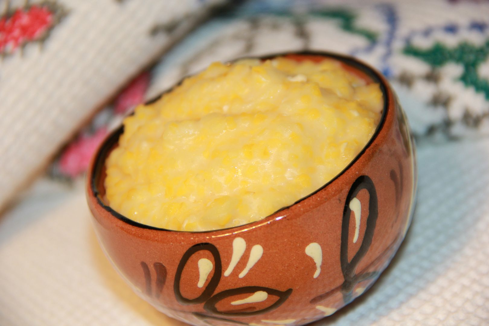 Кукурузная каша с яблоком. Кукурузная каша и гуляш. Каша с фруктами. Запеканка из кукурузной каши. Кукурузная каша с фруктами.