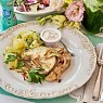 Стейк из судака с жареным луком и картофелем