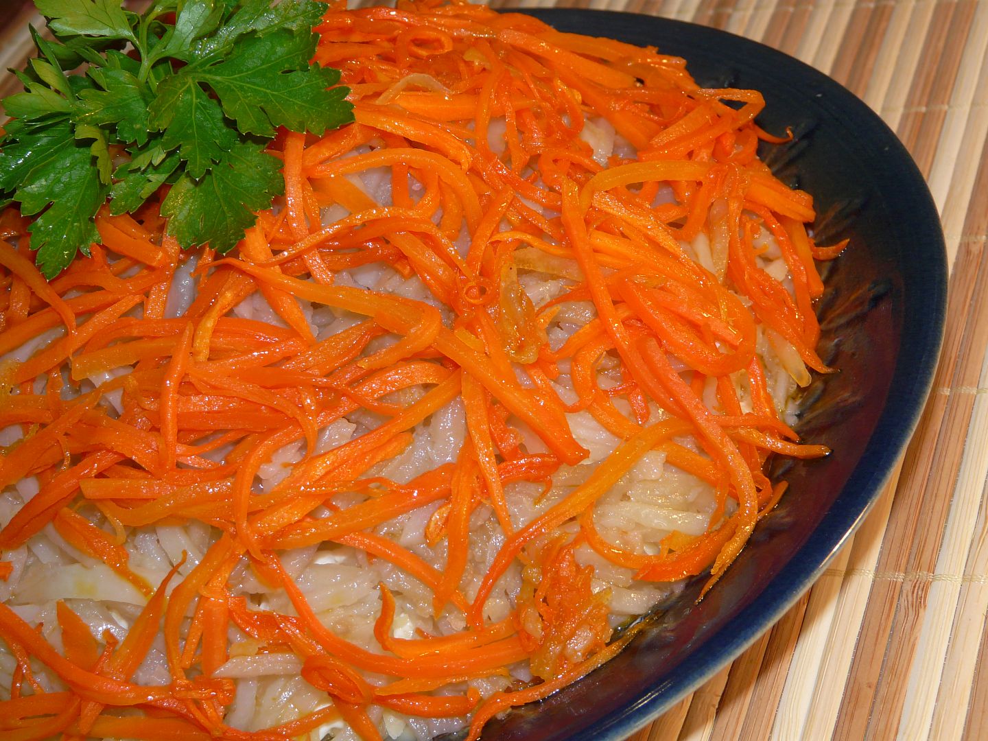 Салат сена. Салат сено. Морковь с чесноком и майонезом. Морковь по корейски с грибами. Корейская морковка с грибами.