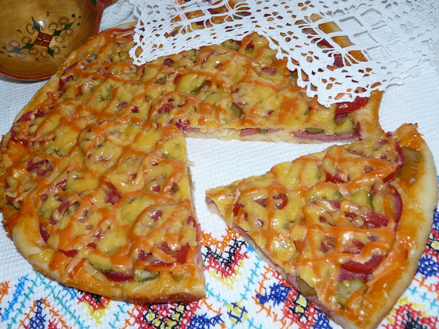 Пицца с курицей и ананасами