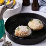 Пышки с томленым гусем, манго, авокадо и сладким чили-соусом