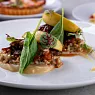 Запеченный гусь с яблоками, полбой и соусом из корня сельдерея